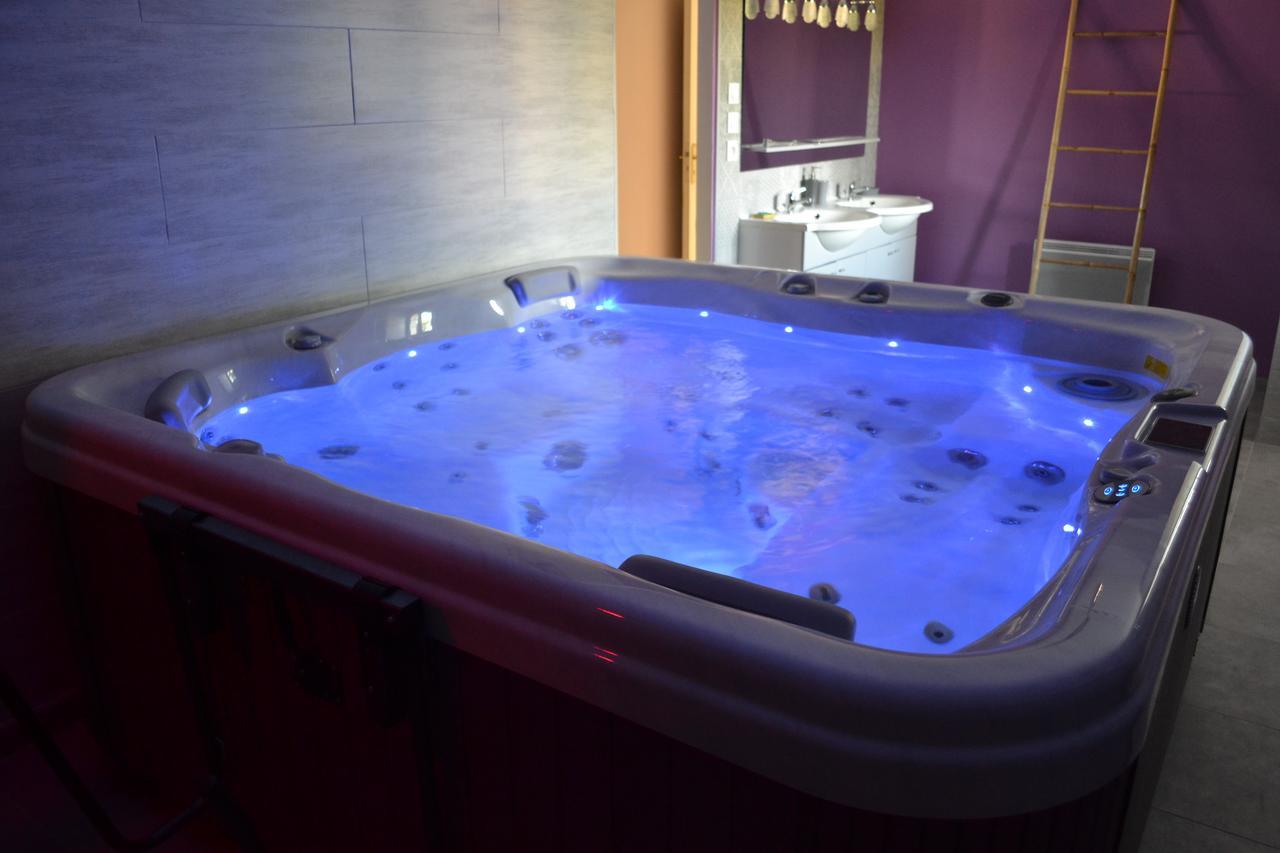Au Coeur Du Bien-Etre, Chalet Avec Piscine Chauffee Et Couverte, Spa, Sauna, Massages 蒙特艾克斯 外观 照片